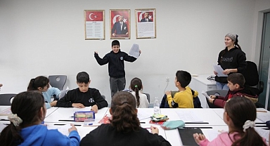 Konak’ta 7’den 77’ye İngilizce Konuşma Kulübü