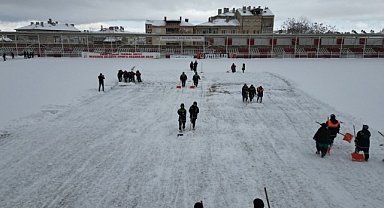 Nevşehir Belediyesi Ekipleri, Gazi Stadyumunu Temizledi