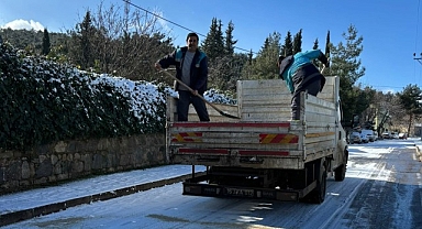 Nilüfer’de yolların açılması için ekipler seferber oldu