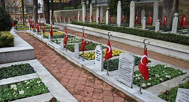 Türkiye'nin en bakımlı şehitliğinde çiçekler açtı