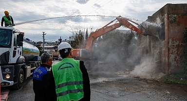 Yenişehir Belediyesi metruk binaları yıkmaya devam ediyor