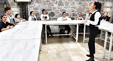 3 Mart Dünya Kulak ve İşitme Günü’nde işaret dili çevirmenleri hikâyelerini anlattı İzmir’de sağırların “sesi” var