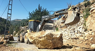 Alanya kırsalında yol mesaisi sürüyor