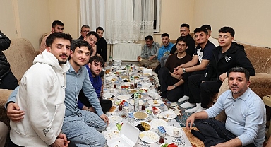 Başkan Rasim Arı, Öğrenci Evinde Sahur Yaptı