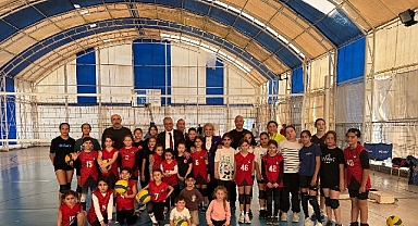 Başkan Topaloğlu’ndan geleceğin voleybolcularına ziyaret