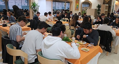 Başkan Topaloğlu’ndan öğrencilere iftar yemeği