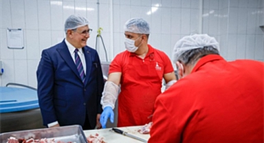 Başkan Tugay aşevinde yemek hazırlığına katıldı