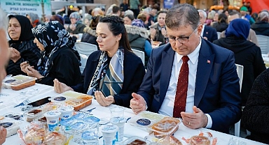 Başkan Tugay Bergama'da kurulan iftar sofrasına konuk oldu