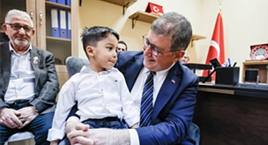 Başkan Tugay şehit yakınları ve gazi derneklerini ziyaret etti