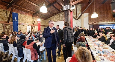 Başkan Tugay, Tirelilerle aynı sofrada buluştu “Bu güzel millete birlik beraberlik ve iyilik çok yakışıyor”