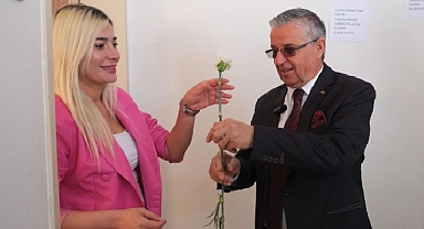 Başkandan Topaloğlu’ndan sağlık çalışanlarına karanfil