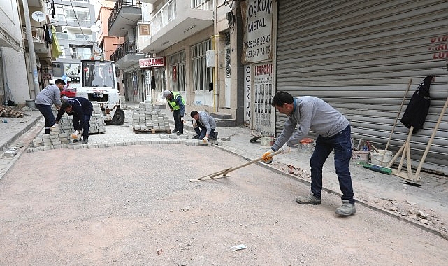 Bayraklı'da yol yenileme ve üst geçit çalışmaları sürüyor