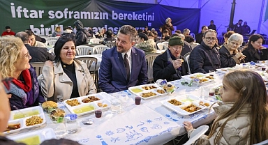 Buca Belediyesi’nin iftar çadırına yoğun ilgi