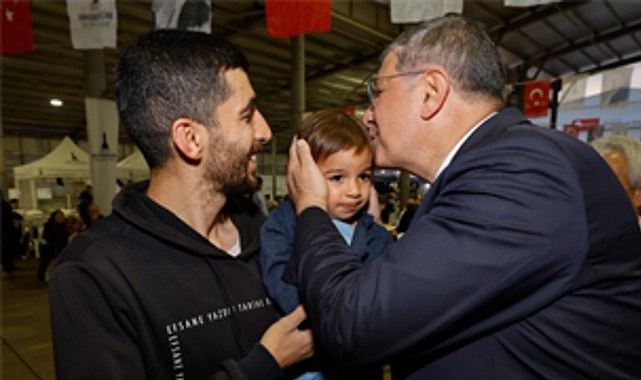 Büyükşehir'in iftar sofrası bu kez Karabağlar'da kuruldu