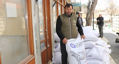 Büyükşehir’in üreticilere yem desteği sürüyor