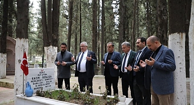 Edremit Belediyesi'nden Şehitliklerde Anlamlı Çalışma