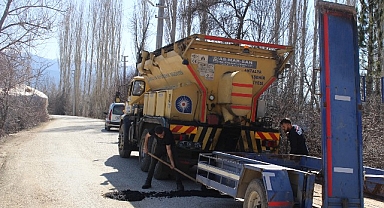 Elmalı'da zarar gören ve yıpranan yollar onarılıyor