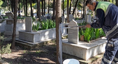 İzmir’de bayram öncesi mezarlıklara özel bakım