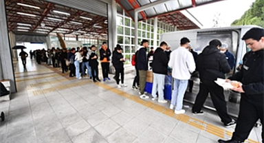 İzmir’de öğrencilerin yanında Büyükşehir var
