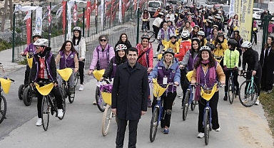 Kadınlar sarı bezleri astı toplumsal eşitlik için pedal çevirdi