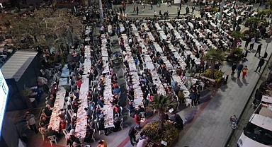 Kadir Gecesi İftarında Burhaniyeliler Cumhuriyet Meydanı'nda Buluştu