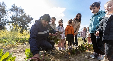Karşıyaka’da anaokulu öğrencileri bostanda üretimi deneyimledi