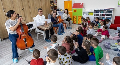 Karşıyakalı minikler Türk müziği çalgıları ile tanışıyor