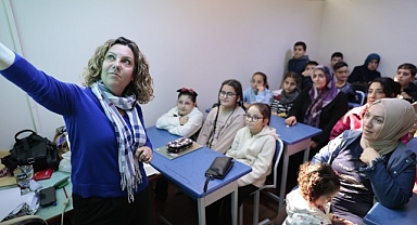 Konak’ta çocuklar hem eğleniyor hem öğreniyor