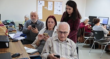 Konak’tan ileri yaştakilere akıllı telefon kullanma kursu