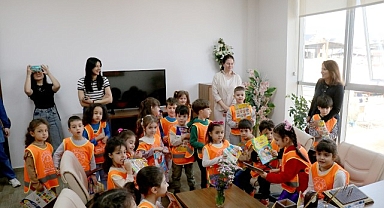 Minik Öğrencilerden Başkan Özel’e Ziyaret