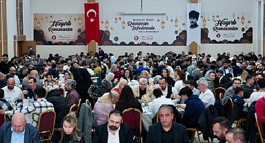Önce berber ve kuaförlerle iftar yaptı sonra vatandaşlarla buluştu