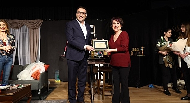 Plastik Aşklar'a ayakta alkış