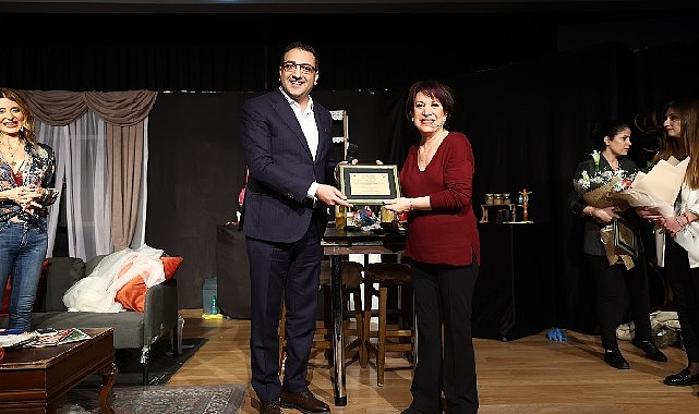 Plastik Aşklar'a ayakta alkış