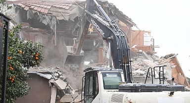 Tarihi surları tehdit eden bina yıkıldı