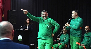Temizlik işçileri konser verdi dinleyenler hayran kaldı