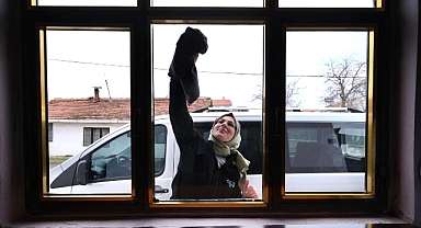 yaşlıların evlerini i̇negöl belediyesi temizliyor