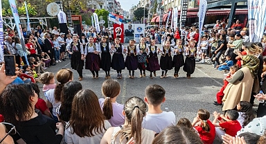 7 ülkeden çocuklar 23 Nisan’ı Yenişehir sokaklarında kutladı
