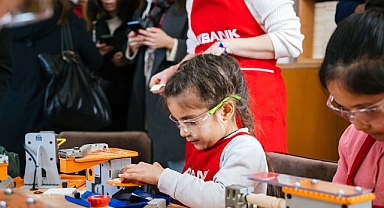 Akbank, Dönüşümde Gelecek Var ile On Binlerce Çocuğun Eğitim Deneyimini İyileştiriyor