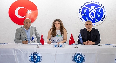 Azra Kaya Profesyonel Sözleşme İmzaladı