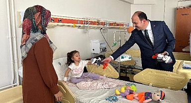 Başkan Altay SÜ Tıp Fakültesi’nde Tedavi Gören Hastaları Ziyaret Etti