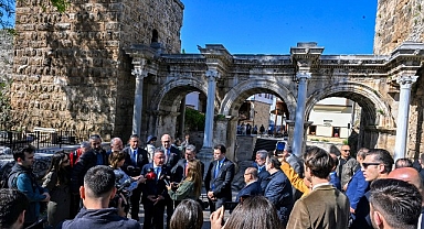Başkan Böcek sektör temsilcileriyle Kaleiçi’nde
