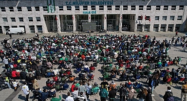 Bursaspor’un şampiyonluk maçı Halk Evi önünde dev ekranda izlendi
