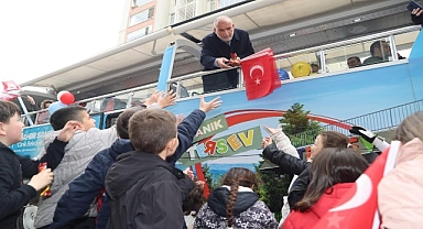 Canik Belediye Başkanı İbrahim Sandıkçı, çocukların bayram sevincine ortak oldu.