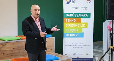 Darüşşafakalı Yazar İsmail Hayri Cem’in yeni kitabı için imza günü düzenlendi