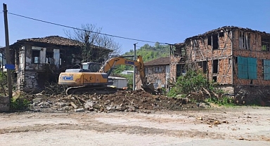 Gölcük’te Riskli Yapılar Birer Birer Yıkılıyor