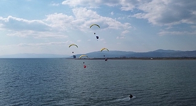 İznik’te paramotor gösterisi büyük beğeni topladı.