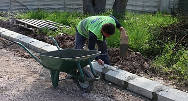 Kartepe Belediyesi’nden Acısu’da Kapsamlı Parke Tamiratı