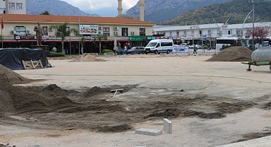 Kemer Cumhuriyet Meydanı turizm sezonuna hazırlanıyor