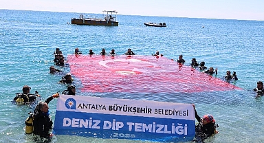 Konyaaltı Sahili'nde deniz dibi temizliği yapıldı