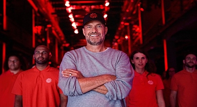 MediaMarkt’ın yeni kampanyasında Jürgen Klopp’tan yenilenmiş telefona destek!